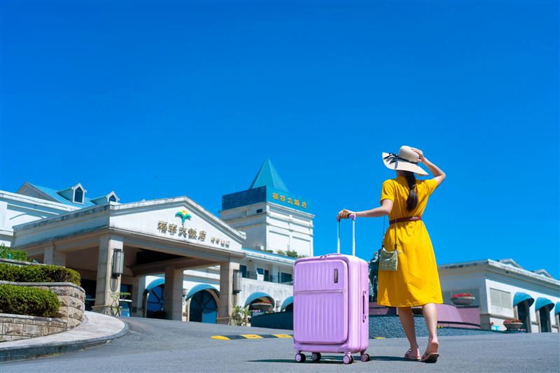 活動期間入住指定住房專案就抽America Tourister TRANTO上掀前開25吋可擴充行李箱。（圖／飯店旅宿業者提供）