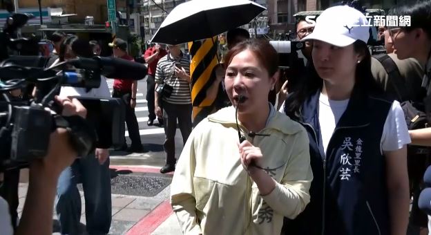 李彥秀今日安排立法院財政委員會到內湖、南港考察，結果被民眾當場大嗆「水溝都不清沒有用」（圖／翻攝畫面）