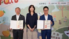 社團法人中華民國保護動物協會與和泰集團旗下國都汽車、和泰產險，26日共同舉行「國都攜手和產，挺農守護狗來Fruit」聯合記者會，宣布企業合力認購由「狗來富」代養家庭栽種的芒果一萬公斤、玉荷包荔枝400盒，認購總金額超過新台幣150萬元。（圖／中華民國保護動物協會提供） 