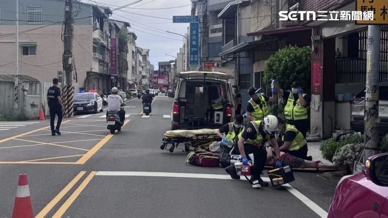 一名騎乘機車的60歲男子不明自撞，撞入民宅騎樓，警消獲報後迅速到場。(圖/翻攝畫面)
