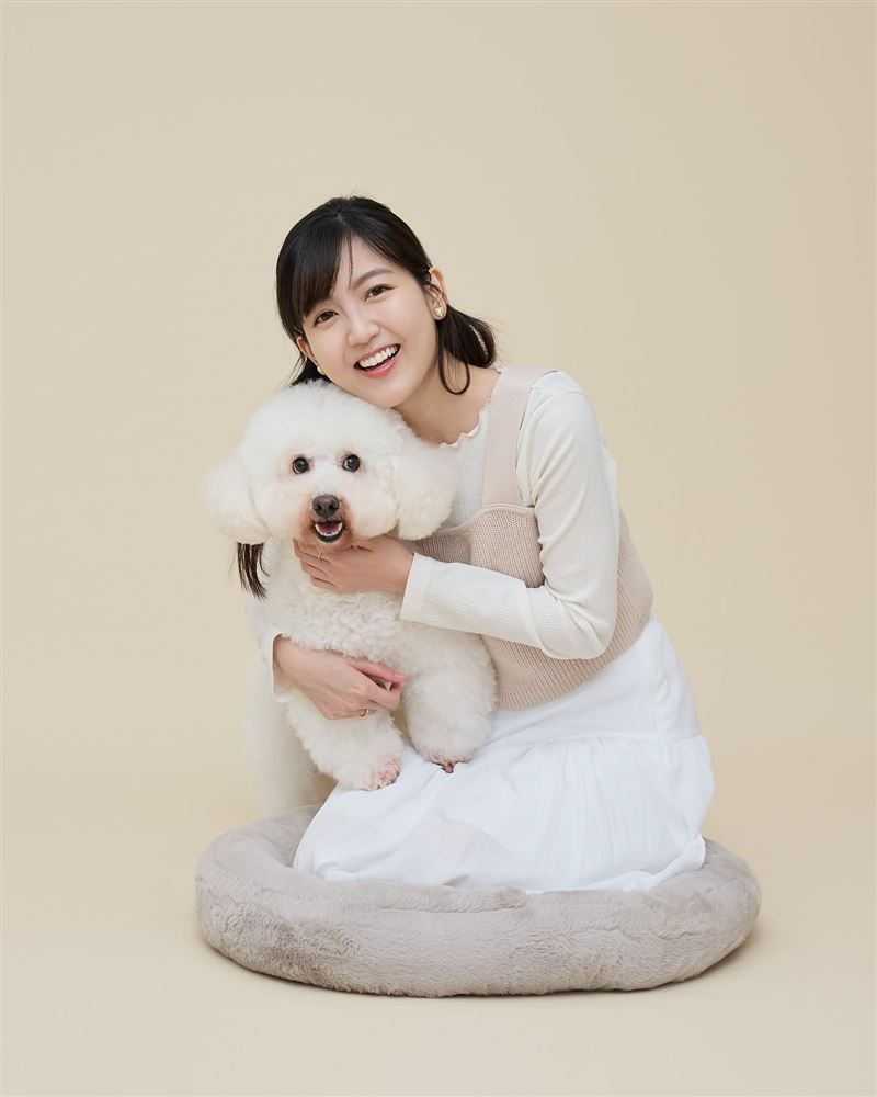 黃小玫外型姣好笑容甜美，經常以清新易懂的歌曲創作。（圖／翻攝自黃小玫 SANDY HXM臉書）