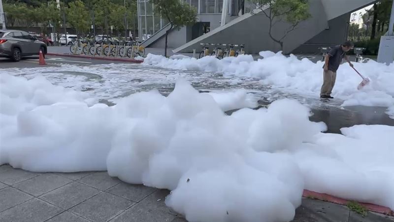相關人員到場利用水槍噴射水柱及抽泡沫進行初步清理。（圖／翻攝畫面）