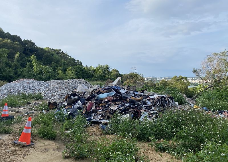 苗栗後龍公司寮登山口遭濫倒廢棄物。(圖/中央社)