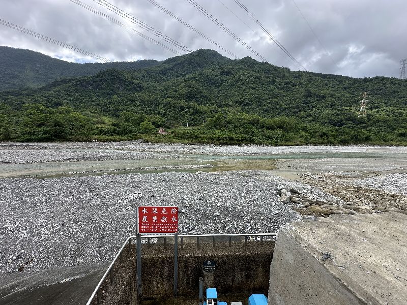 花蓮萬里溪堰塞湖解除黃色警戒,林保署花蓮分署強調,因壩頂不穩定,沒有用固定水位示警,以預估堰塞湖開始溢流前24小時發布黃色、溢流前12小時發布紅色警戒。圖為萬里溪現狀。(圖/中央社)