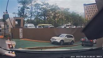 高醫驚魂！65歲婦駕車倒退嚕一路撞