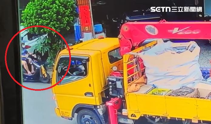 當時一台貨車在進行市政府的路燈維修工程，停在事發當時的民宅前，突然騎士從工程車的車頭衝進民宅，撞上民宅的圍牆才停下。（圖／翻攝畫面）