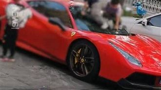 4屁孩把法拉利當滑梯！名車慘被刮爛