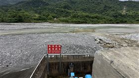 花蓮萬里溪堰塞湖解除黃色警戒花蓮萬里溪堰塞湖黃色警戒29日下午解除，林保署花蓮分署強調，因壩頂不穩定，沒有用固定水位示警，以預估堰塞湖開始溢流前24小時發布黃色、溢流前12小時發布紅色警戒。圖為萬里溪現狀。中央社記者李先鳳攝　115年6月29日