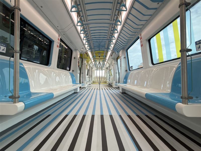 新北市美術館以「移動的美術館」為概念打造美術館列車，外觀設計從新美館建築立面的垂直線條出發。（圖／翻攝自新北市美術館官網）