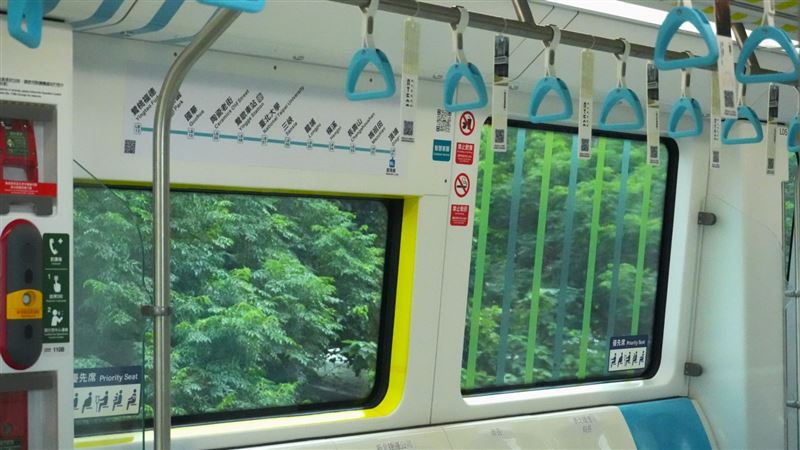 車廂內部延續「票卡」概念，設置票卡造型吊飾，並結合 QR Code 與 AR 互動體驗。（圖／翻攝自新北市美術館官網）