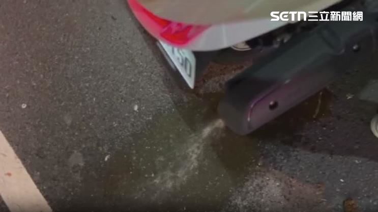 泡水機車排氣管狂噴水