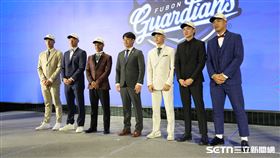 中職37年季中選秀，富邦悍將總教練後藤光尊和指名球員合影。（圖／記者劉彥池攝影）