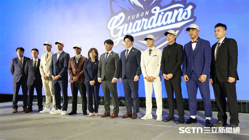 中職37年季中選秀,富邦悍將領隊陳昭如、副領隊林威助、總教練後藤光尊和指名球員合影。(圖/記者劉彥池攝影)