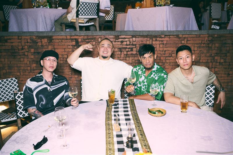 瘦子（右）舉辦婚禮，小春（左起）、大淵、張震嶽都到場祝賀。（圖／本色音樂提供）