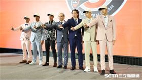 中職37年季中選秀，統一獅領隊蘇泰安、總教練林岳平和指名球員合影。（圖／記者劉彥池攝影）