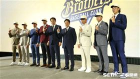 中職37年季中選秀，中信兄弟領隊彭政閔、總教練平野惠一和指名球員合影。（圖／記者劉彥池攝影）