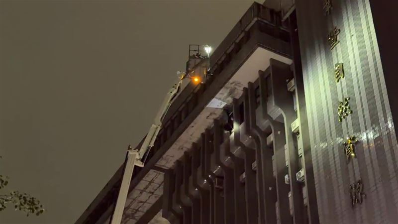 消防人員搭雲梯到9樓滅火。（圖／翻攝畫面）