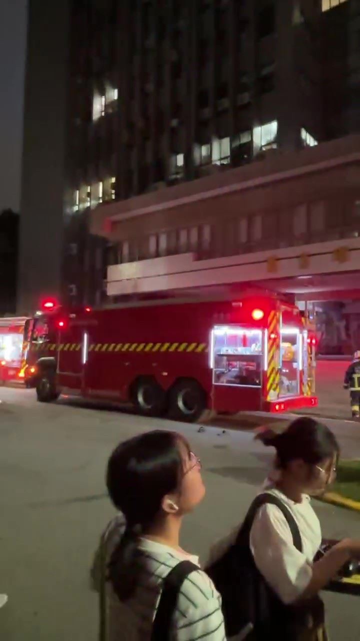 警消火速到場灌救，疏散學生。（圖／翻攝畫面）