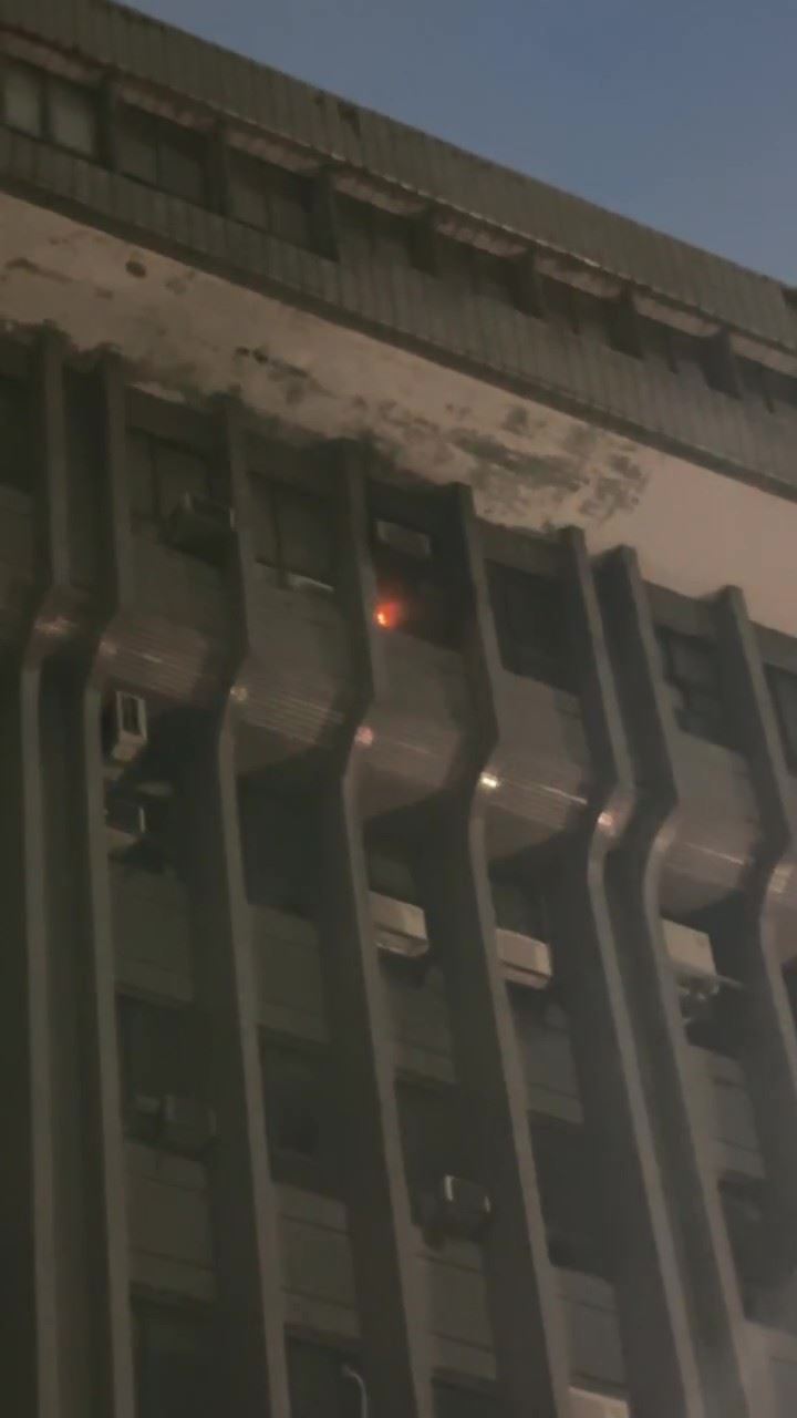 中興大學校舍驚傳夜間火警，疑似辦公室冷氣機起火冒煙。（圖／翻攝畫面）