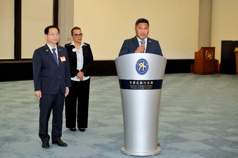 馬紹爾群島共和國外交暨貿易部長卡尼柯（右1）訪團來台，晚間在桃園國際機場發表談話。（圖／中央社）