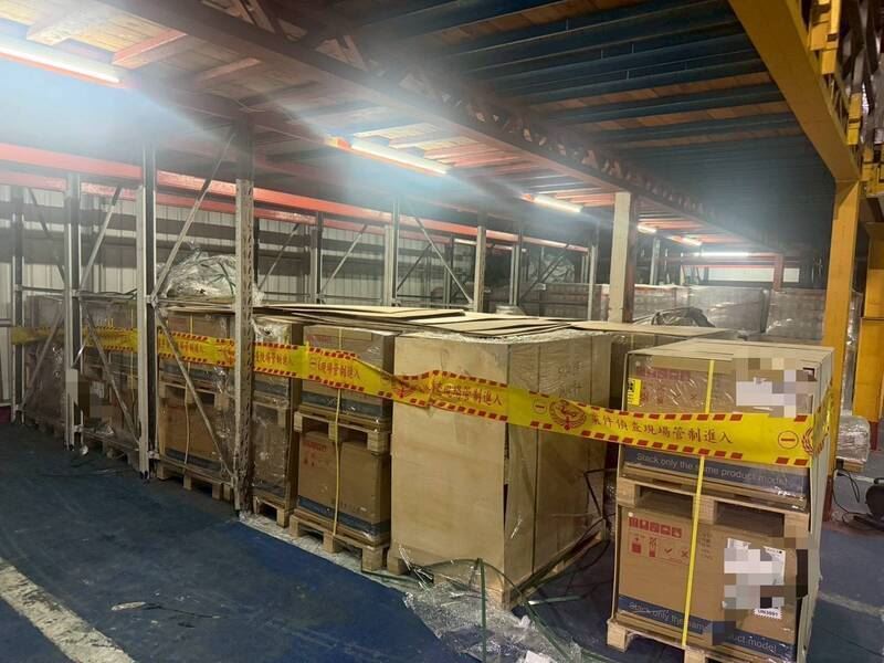 基隆地檢署5月20日在基隆、內湖2處倉儲查扣尚未走私出境的50台美超微高階AI伺服器。（圖／海巡署提供）