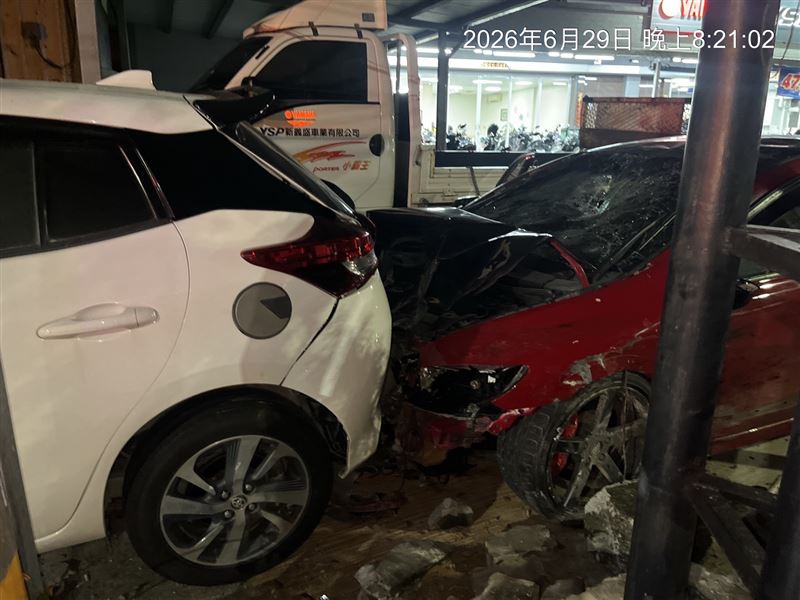 肇事自小客最後撞上路邊車輛才停下來。（圖／翻攝畫面）