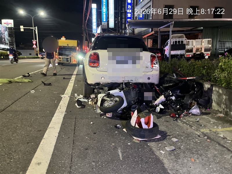 高雄深夜重大車禍　他載妻女轎車失控衝慢車道！2騎士枉死。（圖／翻攝畫面）