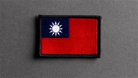 美國矽谷軍工巨頭Palantir宣布將推出「台灣國旗臂章」，引發社群熱議。（圖／翻攝自X平台 @eliano）