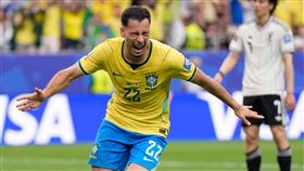 馬丁內利（Gabriel Martinelli）在傷停補時第5分鐘的絕殺進球，以2：1力退日本，驚險搶下16強門票。（圖／美聯社／達志影像）