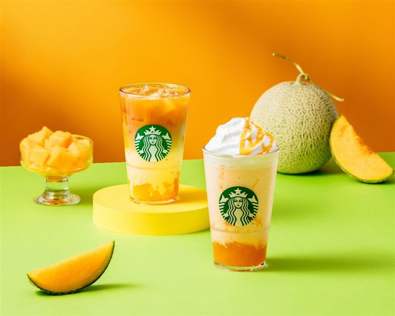 星巴克7月1日起全新推出2款哈密瓜飲品「哈密瓜吉利星冰樂」、「哈密瓜伯爵茶那堤」。（圖／星巴克提供）