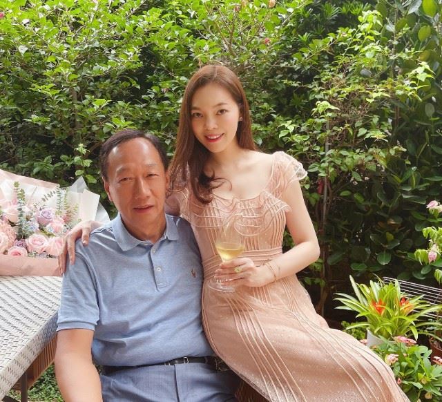曾馨瑩與郭台銘結婚18年。(圖/翻攝自曾馨瑩IG)