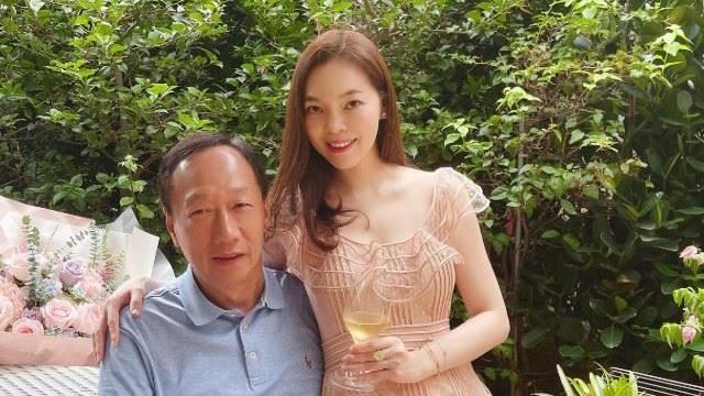 鴻海集團創辦人郭台銘近日遭週刊爆料,指稱與一名謝姓女球友互動頻繁,消息曝光後引發外界熱議。(圖/翻攝自曾馨瑩IG)