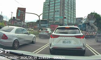 砂石車撞斷燈桿砸休旅車！驚悚畫面曝光