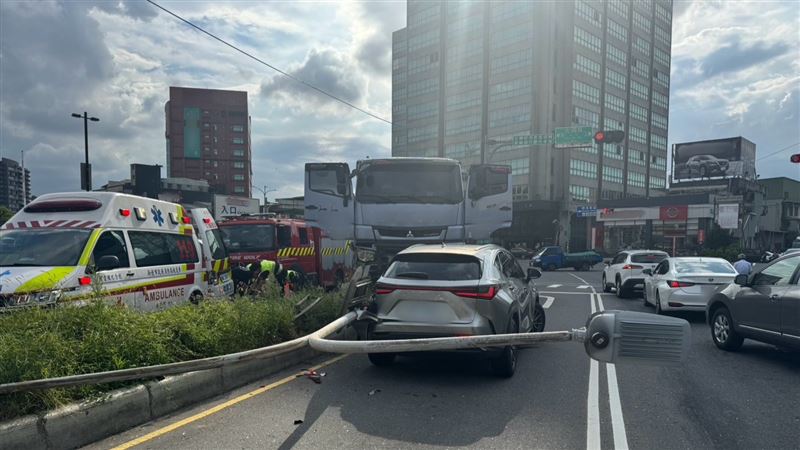 警方及消防隊獲報到場。（圖／翻攝畫面）