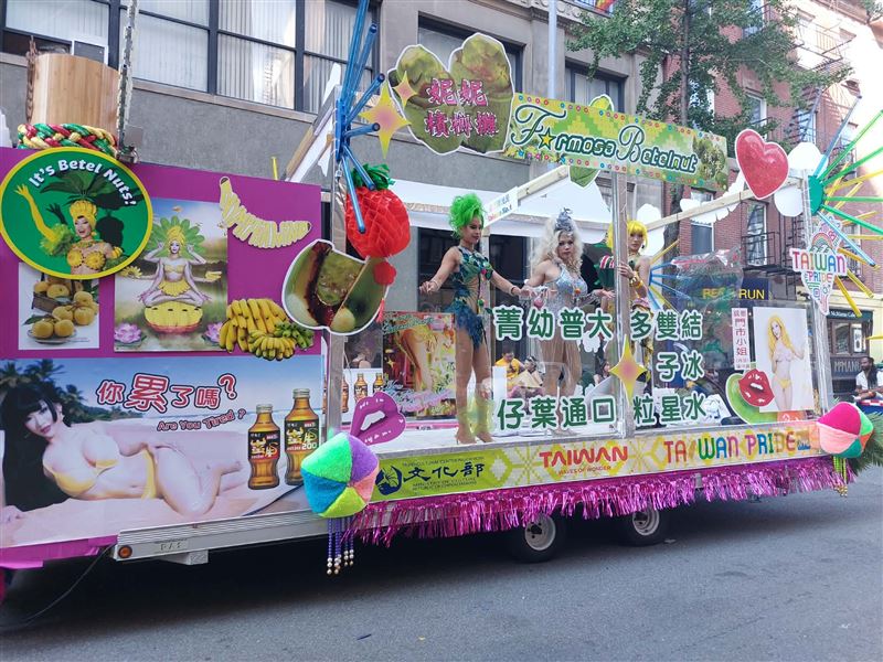 臺灣花車吸引沿途民眾。（圖／Taiwan Pride NYC提供）