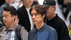 洪明甫下機遭百名球迷包圍狂罵（圖／美聯社／達志影像）