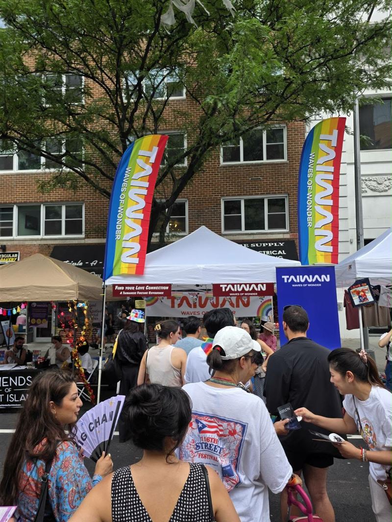 紐約彩虹驕傲節（PrideFest）現場，台灣觀光推廣攤位前從活動開始到結束幾乎始終大排長龍。（圖／Taiwan Pride NYC提供）