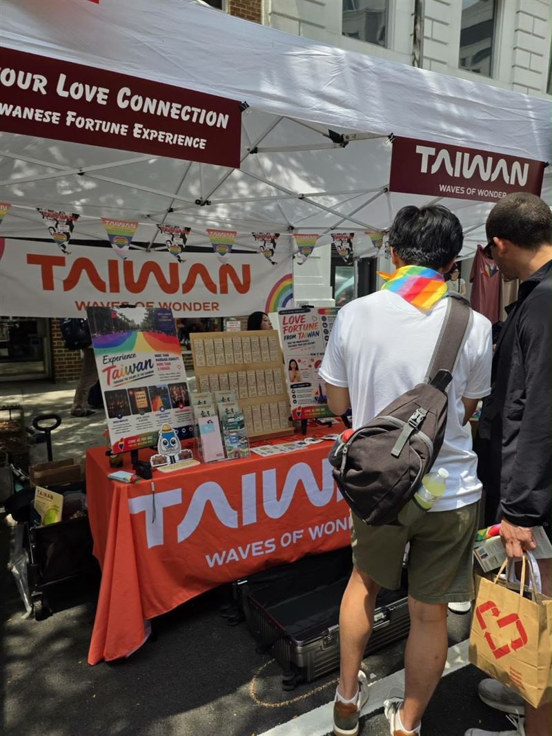 今年以台灣民間信仰中深具代表性的月老文化為主題。（圖／Taiwan Pride NYC提供）