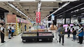 家樂福改名萬家福 第一天營業 員工歡迎儀式 圖為內湖萬家福（圖／家樂福提供）
