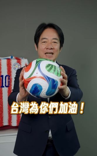 巴拉圭淘汰德國晉級16強，賴清德發文祝賀喊話「繼續衝！台灣為你們加油！」，圖為賴清德為友邦巴拉圭前、海地進世足錄製影片加油。（圖／翻攝自Threads @william_chingte）
