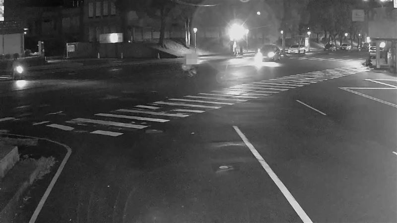 路口監視器拍下車禍過程。（圖／翻攝畫面）
