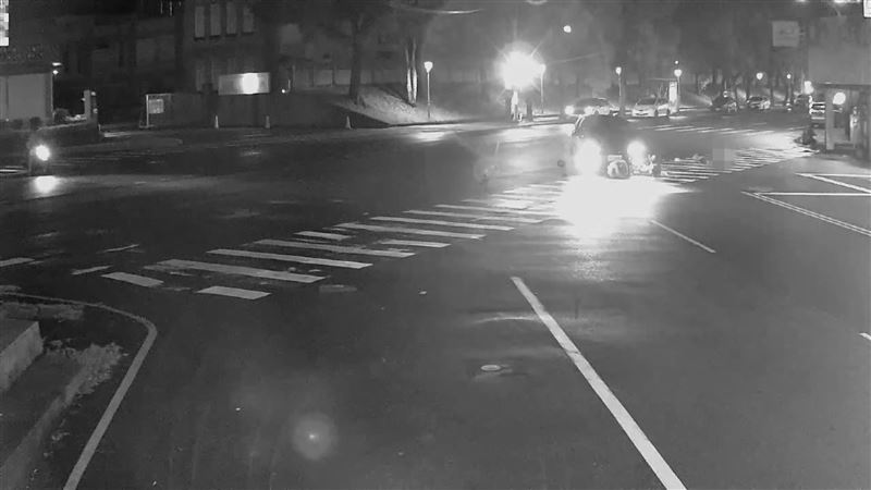 路口監視器拍下車禍過程。（圖／翻攝畫面）