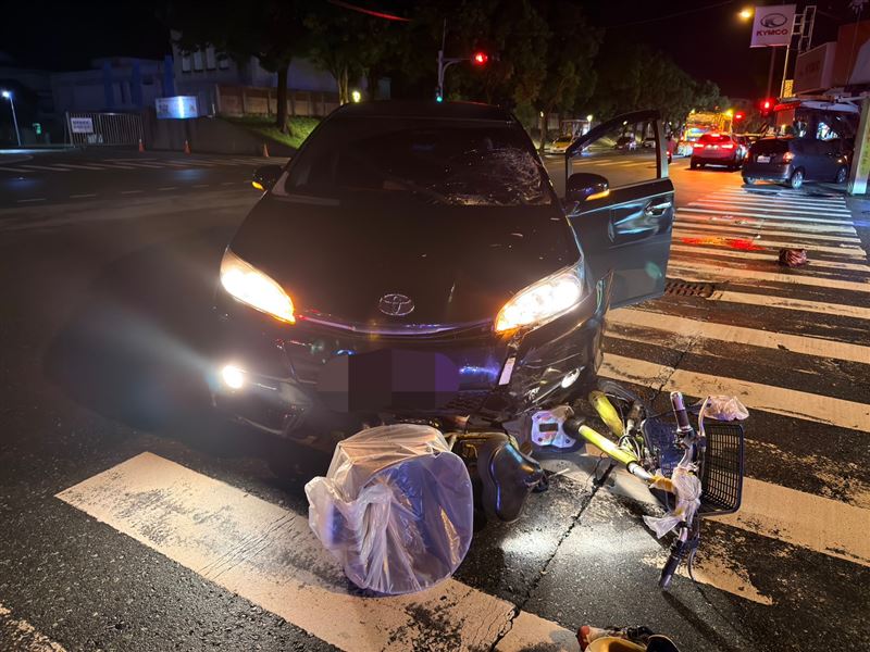 葉男開車左轉時撞上對向騎乘電動輔助自行車的林姓老婦人。（圖／翻攝畫面）
