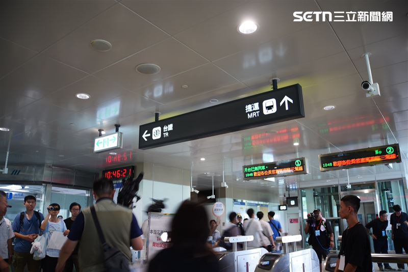 LB08鶯歌車站：規劃「彩虹通廊」，步行約2分鐘即可轉乘台鐵，通勤與轉乘動線皆已納入設計考量。（圖／記者張宣恩攝影）