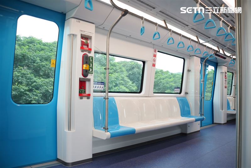 三鶯線車廂由義大利日立（Hitachi）生產，車型設計與新北環狀線一致，較為圓弧流線。（圖／記者張宣恩攝影）