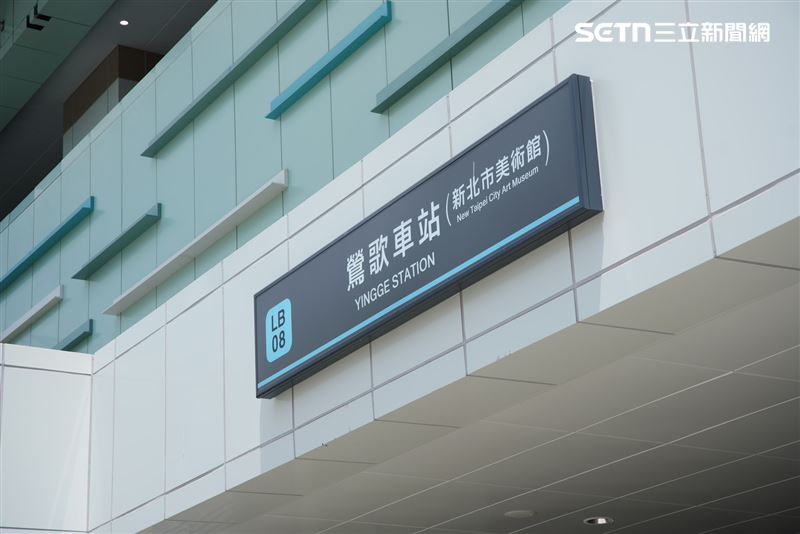 鶯歌車站步行7分鐘即達「新北市美術館」，近期正舉辦光雕劇場；陶瓷老街站出站2分鐘即抵「陶瓷博物館」與「鶯歌陶瓷老街」。（圖／記者張宣恩攝影）