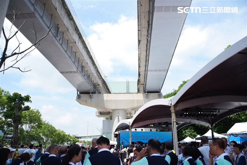下午二點開放進站後，人潮瞬間湧入，鶯歌車站月台一度達到飽和臨界點，站務人員甚至被迫暫時關閉手扶梯、實施人流管制。（圖／記者張宣恩攝影）