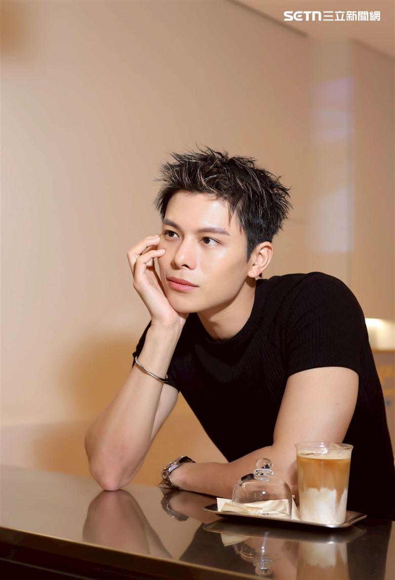 新加坡藝人容啟航來台宣傳接受專訪，分享出道甘苦。（圖／記者鄭孟晃攝影）