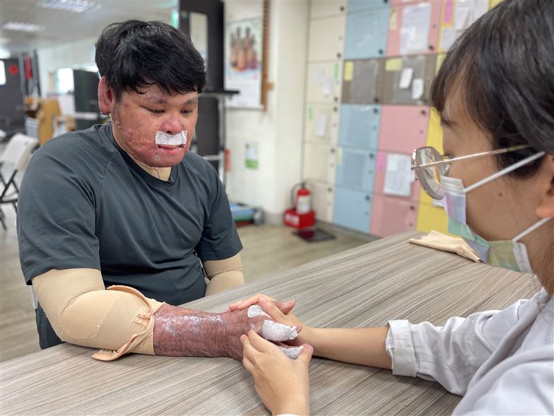 阿誠靠著「痛就讓它痛」的鋼鐵意志，積極復健恢復生活自理。(圖／陽光基金會提供）