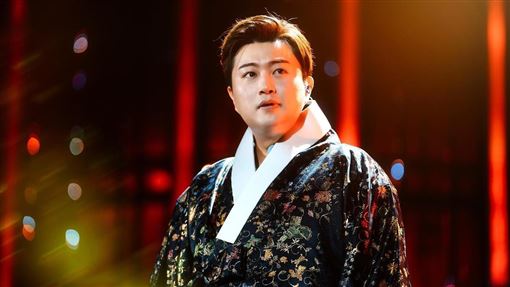 男星酒駕肇逃入獄767天　鐵粉舉布條守候